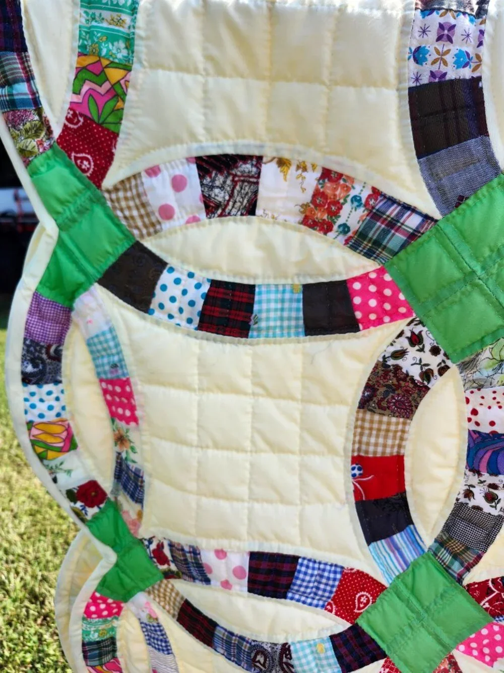 Vintage handmade scalloped double wedding ring quilt  79